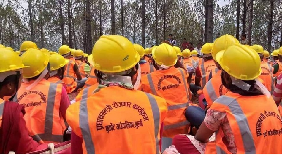 प्रधानमन्त्री रोजगार कार्यक्रमः एक वर्षमा साढे ८९ हजारले पाए सडक, नाली कोतर्ने जागिर